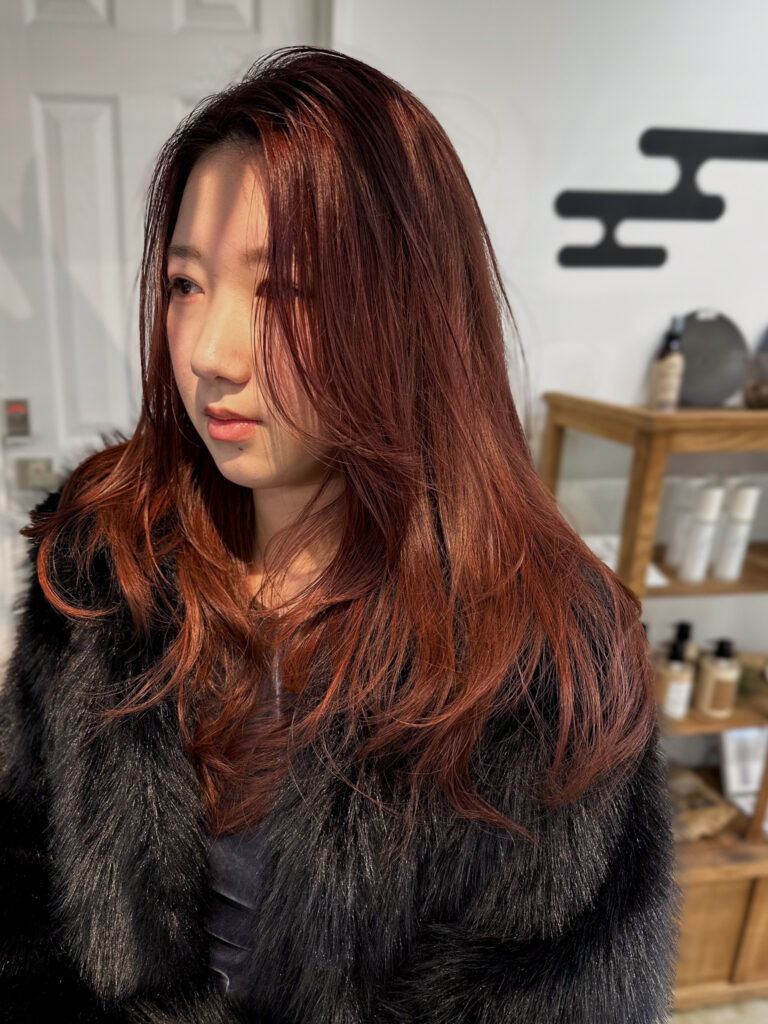 赤みのある暖色系ロングヘアカラー