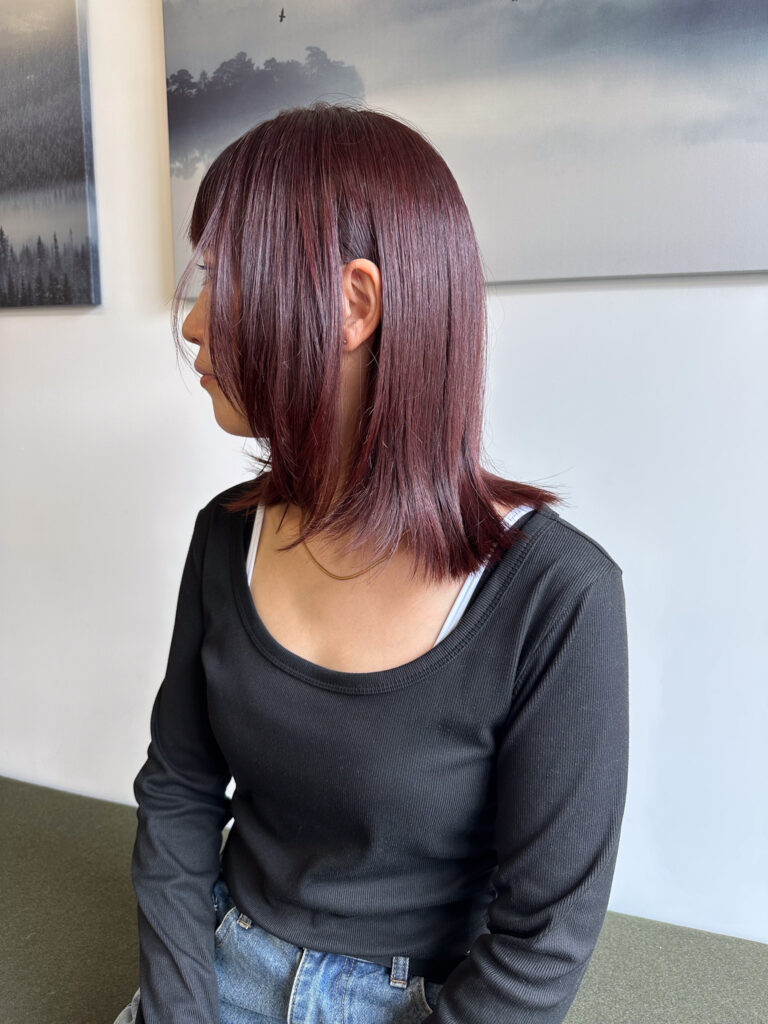 深みのある赤紫系のヘアカラー