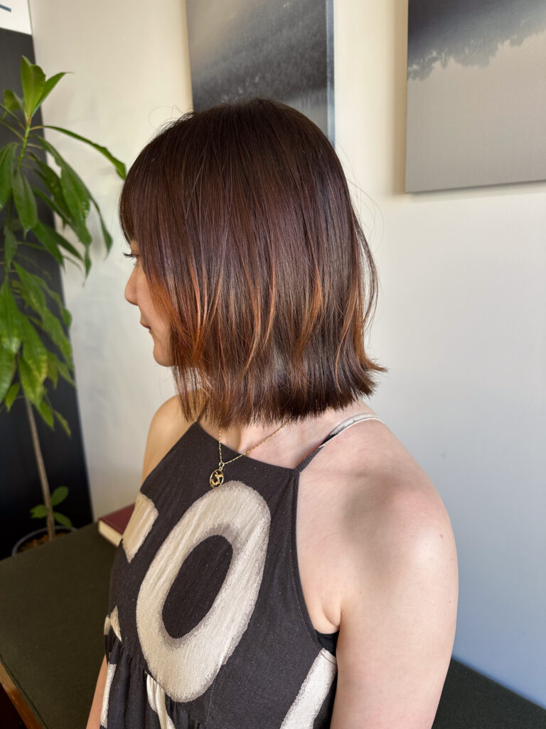 白髪をカバーしながら明るく仕上げたヘアカラー