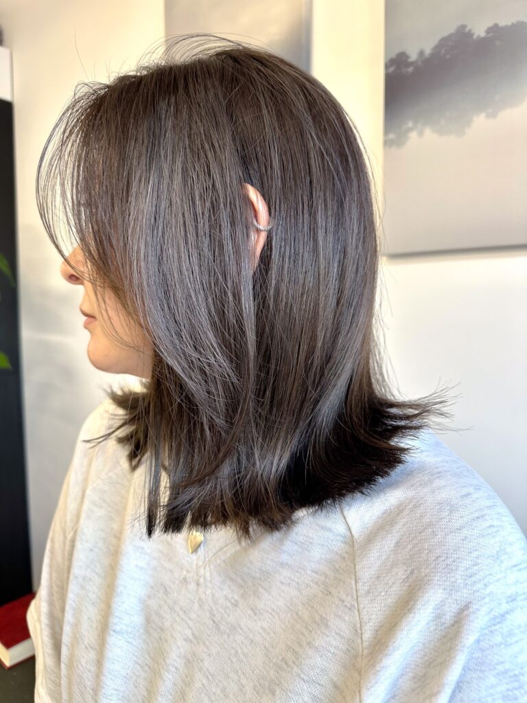 暗めでも透明感のある寒色系ヘアカラー