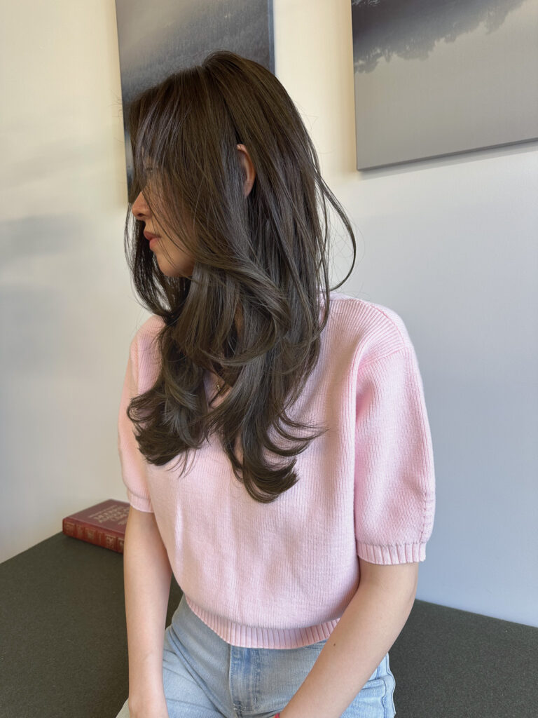 やわらかな透明感のあるグレージュ系ヘアカラー