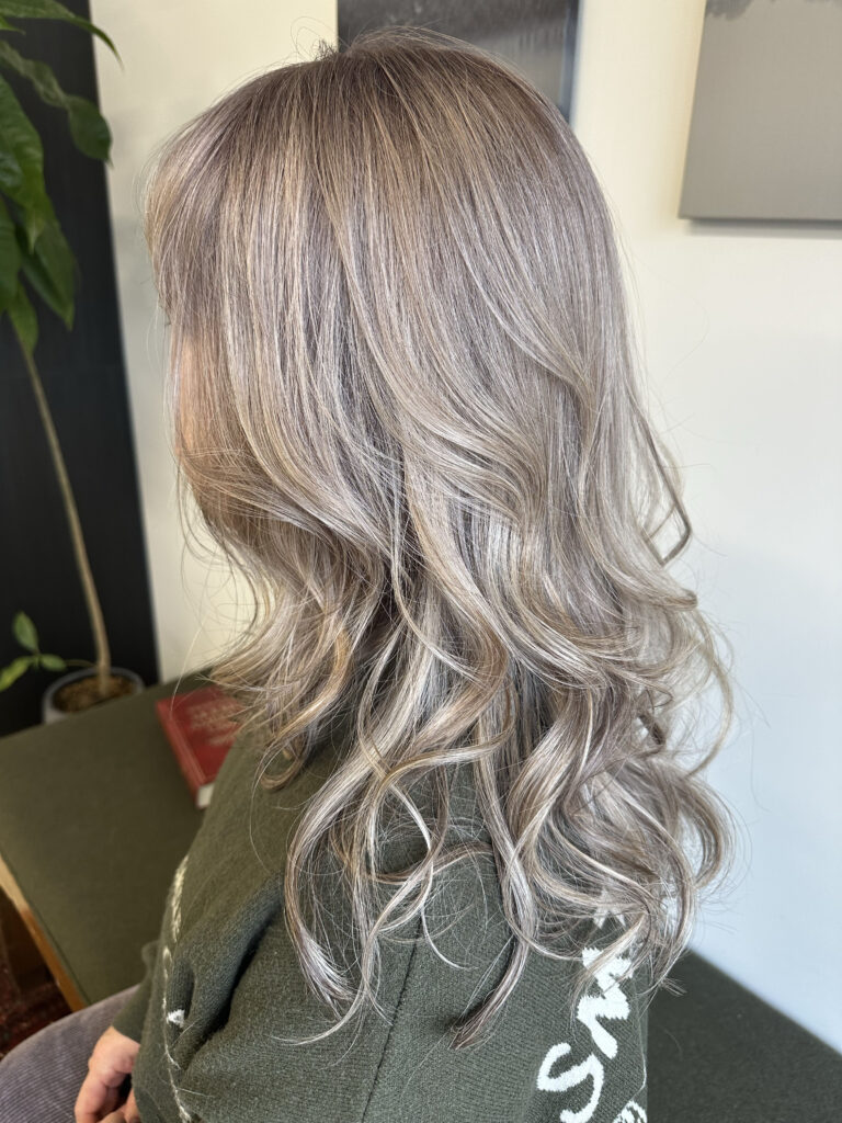 白髪の明るさを活かしてデザインしたヘアカラー