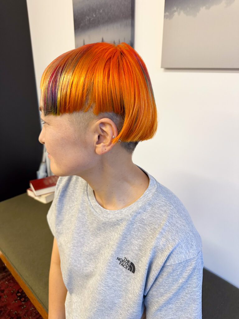 オレンジが鮮やかなデザインカラーをした個性的ショート